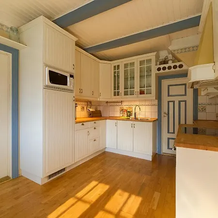 Cozy On The Island Of With Sea Views Feriehus