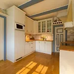 Cozy On The Island Of With Sea Views Feriehus